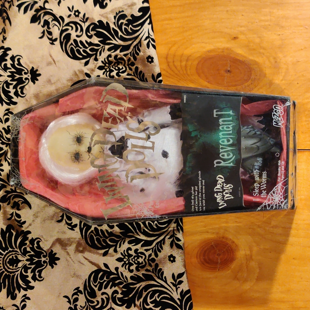 Living Dead Dolls Series 6 Revenant With Pet Carrion